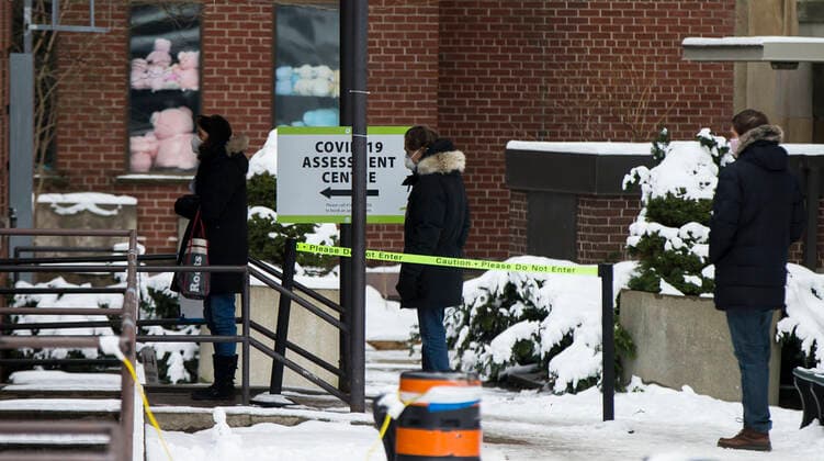 (201228) -- TORONTO, Dec. 28, 2020 -- People wearing face masks line up for COVID-19 tests outside a COVID-19 assessment center in Toronto, Ontario, Canada, Dec. 27, 2020. Canada s COVID-19 cases surpassed 550,000, with the total hitting 552,020, including 14,963 deaths, as of Sunday afternoon, according to CTV. Ontario, the most populous province in Canada, reported 2,005 new cases, bringing its total case count to 171,416 on Sunday. (Photo by Xinhua) CANADA-ONTARIO-COVID-19 ZouxZheng
