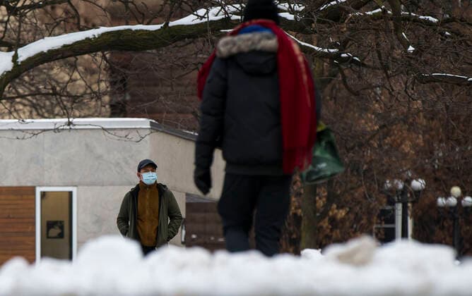 (201228) -- TORONTO, Dec. 28, 2020 -- A man wearing a face mask walks on the street in Toronto, Ontario, Canada, Dec. 27, 2020. Canada s COVID-19 cases surpassed 550,000, with the total hitting 552,020, including 14,963 deaths, as of Sunday afternoon, according to CTV. Ontario, the most populous province in Canada, reported 2,005 new cases, bringing its total case count to 171,416 on Sunday. (Photo by Xinhua) CANADA-ONTARIO-COVID-19 ZouxZheng