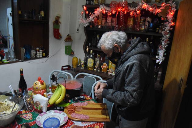 New Year 2021 In Lockdown Amid Covid Pandemic MEXICO CITY, MEXICO - JANUARY 1: Julio Suarez prepares the New Year s dinner 2021, amid of the new Covid-19 pandemic. The Suarez Family, victims of SARS Cov-2 that causes the Covid-19 disease, because Mr. Julio Suarez, 78, was infected with the Virus, he spent a few months in intensive care, who managed to recover and win the battle against the Coronavirus. Now the Suarez Family celebrates the New Year in a different way in confinement with more health measures due to the pandemic. on January 1, 2021 in Mexico City, Mexico Copyright: xCarlosxTischlerx EYEPIXGROUP_CT_01012021_3170