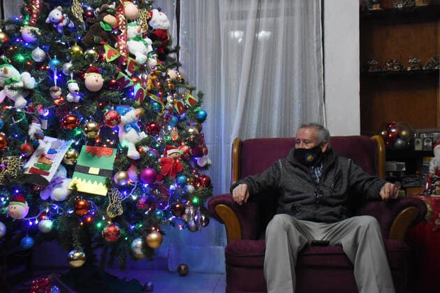 New Year 2021 In Lockdown Amid Covid Pandemic MEXICO CITY, MEXICO - JANUARY 1: Julio Suarez rests in a sofa during the New Year celebrations, amid of the new Covid-19 pandemic. The Suarez Family, victims of SARS Cov-2 that causes the Covid-19 disease, because Mr. Julio Suarez, 78, was infected with the Virus, he spent a few months in intensive care, who managed to recover and win the battle against the Coronavirus. Now the Suarez Family celebrates the New Year in a different way in confinement with more health measures due to the pandemic. on January 1, 2021 in Mexico City, Mexico Copyright: xCarlosxTischlerx EYEPIXGROUP_CT_01012021_3174