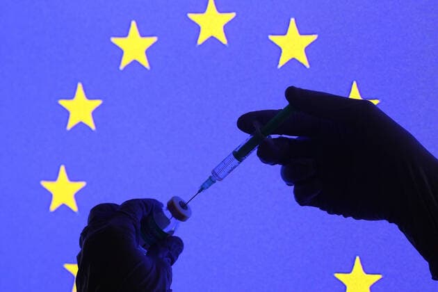 Winden Themenbild - Coronavirus, Coronapandemie, Impfen, Silhouette einer Impfspritze, Coronaspritze und einer Hand mit einem Gummihandschuh, Impfstoff, Impfdose, Themenbild - Coronavirus, Coronapandemie, Impfen, Silhouette einer Impfspritze, Coronaspritze und einer Hand mit einem Gummihandschuh, Impfstoff, Impfdose, Coronavirus, Coronapandemie, Impfspritze, Coronaspritze, Nadel als Silhouette, Scherenschnittbild zum verabreichen, spritzen des Impfstoffes. Im Hintergrund Bilder von AstraZeneca, Union Jack, Nationalflagge von Grossbritanien, EU Flagge, Europäische Flagge, Euroland, Nationalflagge von Amerika, Europakarte, Europaland, USA, Israel, Amerika Impfen, Impfbuch, Impfbescheinigung, Impfpass, Spritze, Coronaspritze, Nadel, Imp Copyright: xFleigx xEibner-Pressefotox EP_dfg