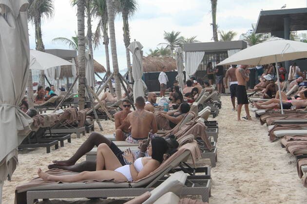 Movement of People at Chacmool Beach in Cancun amid COVID-19. January 15, 2021, Cancun, Mexico: People having fun at Chacmool beach in Cancun despite COVID-19 pandemic. People are seen playing volley, practicing sports, dancing and enjoying the hot weather and mostly without using masks . Credit: Niyi Fote Thenews2. Movement of People at Chacmool Beach in Cancun amid COVID-19. Copyright: xNiyixFotex