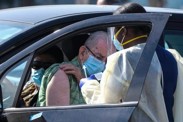 January 19, 2021, Los Angeles, California, USA: A motorist gets his coronavirus (COVID-19) vaccine in a parking lot at the Forum, Tuesday, Jan. 19, 2021, in Inglewood, Calif.. Los Angeles County is ramping up vaccination efforts in its battle against the coronavirus, opening 5 large-scale vaccine sites to complement 75 smaller locations and the city-operated center at Dodger Stadium. The new county centers are located at Six Flags Magic Mountain, Cal State Northridge, the Pomona Fairplex, the L-A County Office of Education in Downey and the Forum in Inglewood. L-A officials have ordered that vaccines be available to anyone 65 and older starting Thursday. Los Angeles USA - ZUMAc68_ 20210119_zaf_c68_002 Copyright: xRingoxChiux