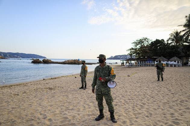 News Bilder des Tages Mexican Army soldiers guard an empty beach, in Acapulco, state of Guerrero, Mexico, 05 February 2021. Mexico reported 13,051 new infections by covid-19 in the last 24 hours, for a total of 1,912,871 confirmed infections, the Ministry of Health said this Friday. Mexico adds 13,051 new infections per covid-19 and exceeds 1.91 million !ACHTUNG: NUR REDAKTIONELLE NUTZUNG! Copyright: xDAVIDxGUZMANxGONZALEZx MEX4627 20210206-637481809079801166