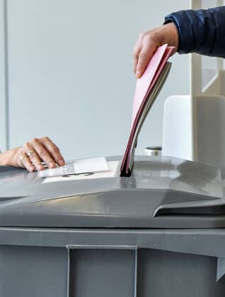 14 03 2021, xpsx, local Hanau impressions municipal and OB election v l polling station, elections, voter, ballot, cross, ballot box, vote, symbol photo, voting booth,, Hanau Hesse Germany DEU