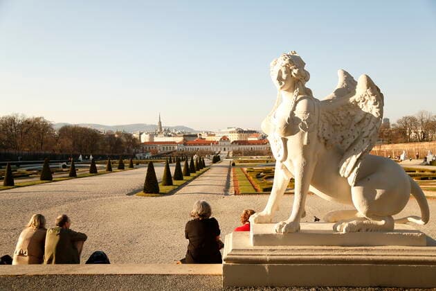 Easter rest 4 hard lockdown from 1 4 2021 over Easter in Vienna, Burgenland and Lower Austria Corona pandemic, Corona, Corona virus, CoV 2, Covid 19, Sars, virus, virus infection, pandemic, corona crisis, viral disease, coronavirus, SARS CoV 2 Lower Belvedere Belvedere Garden Baroque Sun, sun-seeking passers-by, statue, statues Palace Garden Vienna Austria AVN101002469082