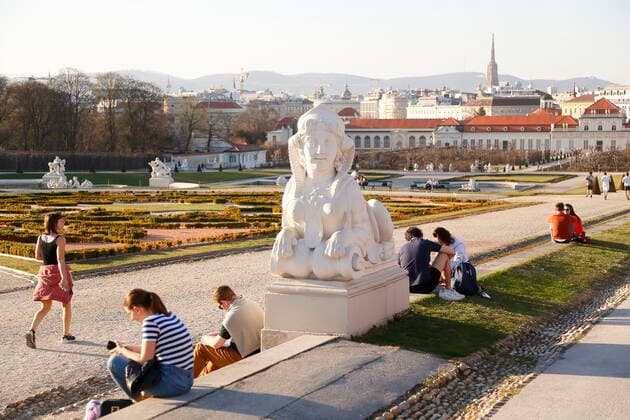 Easter rest 4 hard lockdown from 1 4 2021 over Easter in Vienna, Burgenland and Lower Austria Corona pandemic, Corona, Corona virus, CoV 2, Covid 19, Sars, virus, virus infection, pandemic, corona crisis, viral disease, coronavirus, SARS CoV 2 Upper Belvedere Belvedere Garden Baroque sun, sun-seeking passers-by statue, statues Palace Garden Vienna Austria AVN101002469089