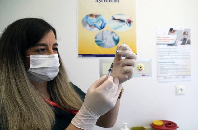 (210405) -- ANKARA, April 5, 2021 -- A nurse prepares a dose of COVID-19 vaccine in Ankara, Turkey, on April 5, 2021. Turkey on Monday reported 42,551 new coronavirus cases. Among the new cases, 1,706 are symptomatic patients, and the tally of infections in the country reached 3,529,601, according to the country s health ministry. (Photo by Xinhua) TURKEY-ANKARA-COVID-19-CASES MustafaxKaya
