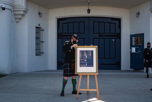 News Bilder des Tages April 17, 2021, Vancouver, BC, Canada: Captain Graeme Kaine, 39 Canadian Brigade Group Public Affairs Officer, places a photograph of Britain s Prince Philip outside The Seaforth Highlanders of Canada armoury before he was honoured with the playing of the piper s lament, in Vancouver, on Saturday, April 17, 2021. Prince Philip was the Colonel-in-Chief of The Seaforth Highlanders of Canada, an Army Reserve infantry regiment of 39 Canadian Brigade Group garrisoned in Vancouver. Vancouver Canada - ZUMAc35_ 20210417_zaf_c35_041 Copyright: xDarrylxDyckx