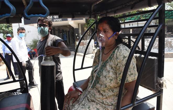 (210428) -- PATNA, April 28, 2021 -- A COVID-19 patient with oxygen support arrives at a hospital in Patna, India, April 28, 2021. India s death toll due to COVID-19 surpassed the 200,000-mark, reaching 201,187 on Wednesday, said federal health ministry. As many as 3,293 deaths took place during the past 24 hours, which is the maximum for a daily death record so far this year. Besides, as many as 360,960 new cases were registered since Tuesday morning, taking the total tally to 17,997,267, according to the data released by the federal health ministry. This is the highest single-day spike in COVID-19 cases ever since the pandemic broke out in the country. (Str Xinhua) INDIA-PATNA-COVID-19-PATIENTS Stringer