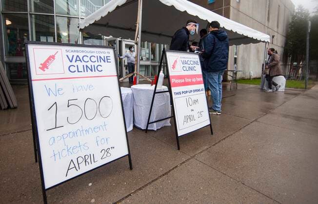 (210428) -- TORONTO, April 28, 2021 -- People arrive at a COVID-19 vaccination clinic in Toronto, Canada, on April 28, 2021. Canada reported 5,071 new COVID-19 cases as of Wednesday afternoon, bringing the total number to 1,200,057, including 24,106 deaths and 101,586 variants, according to CTV. (Photo by Xinhua) CANADA-TORONTO-COVID-19 CASES-1.2 MLN ZouxZheng