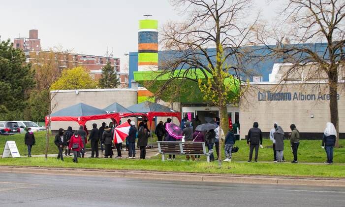 (210428) -- TORONTO, April 28, 2021 -- People line up to enter a COVID-19 vaccination clinic in Toronto, Canada, on April 28, 2021. Canada reported 5,071 new COVID-19 cases as of Wednesday afternoon, bringing the total number to 1,200,057, including 24,106 deaths and 101,586 variants, according to CTV. (Photo by Xinhua) CANADA-TORONTO-COVID-19 CASES-1.2 MLN ZouxZheng