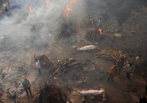 May 1, 2021, New Delhi, New Delhi, India: Covid 19 victims being cremated at Gazipur crematorium on May 1, 2021 in New Delhi, India..As many as 4,01,993 more people tested positive for Covid-19 in the last 24 hours, taking the cumulative caseload to 1,91,64,969, said the Union health ministry on Saturday. This is the highest number of new infections ever recorded in a day across the globe. New Delhi India - ZUMAp176 20210501_zip_p176_018 Copyright: xVijayxPandeyx