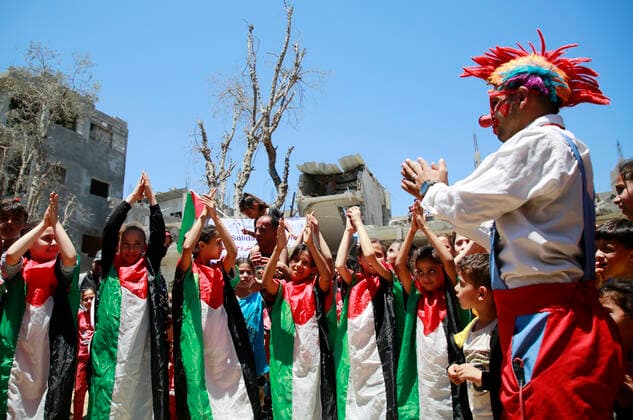 News Bilder des Tages Nahostkonflikt, Kinder in Beit Hanoun im Gazastreifen May 24, 2021, Beit Hanoun, Gaza Strip, Palestinian Territory: Palestinian clowns perform for children next to the rubble of houses which were destroyed by Israeli air strikes earlier this month in Beit Hanoun in the northern Gaza Strip on May 24, 2021. A ceasefire was reached late last week after 11 days of deadly violence between Israel and the Hamas movement which runs Gaza. The truce stopped Israel s devastating bombardment on the overcrowded Palestinian coastal enclave which according to the Gaza health ministry killed 248 Palestinians, including 66 children, and wounded more than 1,900 people. Meanwhile, rockets from Gaza claimed 12 lives in Israel Beit Hanoun Palestinian Territory - ZUMAap3_ 20210524_zaf_ap3_028 Copyright: xAhmedxAbedx