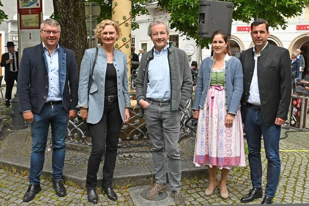 Entertainment Bilder des Tages Erster von vier Teilen der Veranstaltung Hausmusikroas , mit heimischen Volksmusikanten, auf Plätzen des Ortes Gmunden, im oberösterreichischen Salzkammergut, im Rahmen der Salzkammergut Festwochen Gmunden 2021, am 29.05.21. Das Bild zeigt v.l.n.r.: den Geschäftsführer des TV-Senders TV1, Manfred Ettinger, die Geschäftsführerin der Kulturhauptstadtgesellschaft 2024, Manuela Reichert, den Komponisten und Dirigenten Franz Welser-Möst, die kaufmännische Geschäftsführerin der Salzkammergut Festwochen Gmunden, Johanna Mitterbauer und den Bürgermeister der Stadt Gmunden, Stefan Krapf 2021 - Erster von vier Teilen der Veranstaltung Hausmusikroas , mit heimischen Volksmusikanten, auf Plätzen des Ortes Gmunden, im oberösterreichische