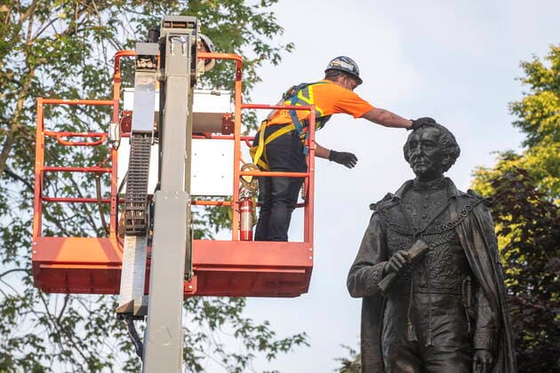 Kanada, Entfernung der Statue von ex-Premierminister John Macdonald in Kingston, Ontario June 18, 2021, Kingston, Ontario, Canada: A city worker check the statue before the removal of the statue of Sir John A. Macdonald in Kingston, Ontario on Friday June 18, 2021. The statue will be removed from a park in his hometown of Kingston while his name will be taken off a local school. Kingston s city council voted this week to take the statue from City Park, place it temporarily in storage, and eventually put it up in Kingston Cataraqui Cemetery where Canada s first prime minister is buried. Kingston Canada - ZUMAc35_ 20210618_zaf_c35_014 Copyright: xLarsxHagbergx