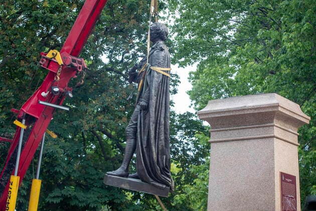 Kanada, Entfernung der Statue von ex-Premierminister John Macdonald in Kingston, Ontario June 18, 2021, Kingston, Ontario, Canada: The statue of Sir John A Macdonald is removed in Kingston, Ontario on Friday June 18, 2021. The statue will be removed from a park in his hometown of Kingston while his name will be taken off a local school. Kingston s city council voted this week to take the statue from City Park, place it temporarily in storage, and eventually put it up in Kingston Cataraqui Cemetery where Canada s first prime minister is buried. Kingston Canada - ZUMAc35_ 20210618_zaf_c35_020 Copyright: xLarsxHagbergx
