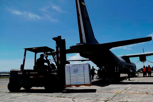 An operator unloads 150,000 doses of AstraZeneca vaccines donated by Mexico to Guatemala on the central airfield of the Guatemalan Air Force, today, in Guatemala City, Guatemala, 24 June 2021. The Mexican Foreign Minister, Marcelo Ebrard, personally delivered a donation of 150,000 doses of AstraZeneca vaccines against covid-19 in Guatemala on Thursday and assured that a new identical shipment will be given soon. Ebrard arrived in the Central American country at noon on a Mexican Air Force plane and was received by Guatemalan Vice Chancellor Eduardo Hernandez and the Minister of Public Health and Social Assistance, Amelia Flores, for a brief ceremony to deliver the vaccines. EFE Esteban Biba Mexico delivers to Guatemala a first donation of Copyright: xEstebanxBibax AME8226 20210624-e8056cd122bd30b13be311ca7ab8b4207a5e0e84