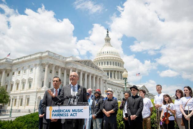 June 24, 2021, Washington, District of Columbia, USA: United States Representative Ted Deutch (Democrat of Florida), right, and United States Representative Darrell Issa (Republican of California), left, hold a press conference to introduce the American Music Fairness Act outside of the the US Capitol in Washington, DC, Thursday, June 24, 2021. Credit: Rod Lamkey CNP Washington USA - ZUMAs152 20210624_zaa_s152_163 Copyright: xRodxLamkeyx-xCnpx