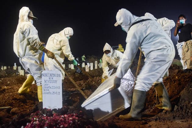 June 25, 2021, Jakarta, Indonesia: (EDITORS NOTE: Image depicts death).Undertakers wearing protective suits as a precaution lower the coffin of a covid-19 victim for burial at Rorotan public cemetery..Indonesia is battling an influx of COVID-19 cases following last month s Idul Fitri holiday where people returned to their hometowns and throngs of people crowded tourist spots. As of Friday (Jun 25), it has reported 2,072,867 COVID-19 cases and 56,371 deaths, placing it among the top five countries with the highest daily number of cases worldwide after Brazil, India, Columbia, and Argentina, data collected by statistics website Worldometer showed. Jakarta Indonesia - ZUMAs197 20210625_zaa_s197_132 Copyright: xAgungxFatmaxPutrax