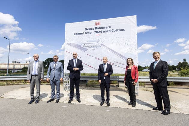 News Bilder des Tages Ronald Pofalla (2L), Mitglied des Vorstandes der Deutschen Bahn, Dietmar Woidke (3L), SPD, Ministerpraesident von Brandenburg, Olaf Scholz (3R), Bundesminister der Finanzen, Sigrid Nikutta, Mitglied des Vorstandes der Deutschen Bahn, und Richard Lutz (R), Vorstandsvorsitzender der Deutschen Bahn, aufgenommen im Rahmen der Vorstellung des Planes fuer das neue Werk der Deutschen Bahn in Cottbus, 27.07.2021. Cottbus Germany Copyright: xFlorianxGaertnerx