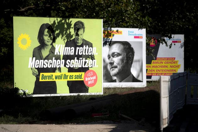 Gruenen Wahlplakt DEU, Deutschland, Germany, Berlin, 03.09.2021 Plakat der Partei Buendnis 90 Die Gruenen mit Foto Robert Habeck und Annalena Baerbock, Kanzlerkandidatin und co Parteivorsitzende von Buendnis 90 Die Gruenen, mit Slogan Klima Retten Menschen Schuetzen Bereit weil ihr es seid, und Christian Lindner, Bundesvorsitzender der FDP, zur Bundestagswahl am 26.September 2021 in Berlin. en: Poster of the Green party Partei Buendnis 90 Die Gruenen with photo of Robert Habeck and Annalena Baerbock, chancellor candidate and co head Federal Chairwoman of Buendnis 90 Die Gruenen, and slogan Climate Save People Protect, and Christian Lindner, head of the German Free Democratic Party Freie Demokratische Partei FDP, during a campaign for the g