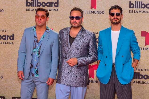 The members of the Mexican group Reik (i-d) Julio Ramirez, Jesus Navarro and Bibi Marin pose on the red carpet at the Billboard Latin Music Awards, at the Watsco Center in Miami, Florida, USA, 23 September 2021. According to the organizers, the Billboard Latin Music Awards recognize the most popular albums, songs and performers in Latin music, based on the results of actual sales, streaming, radio broadcasts and social networks that provide information to the weekly Billboard charts. for a year. Red carpet of the 2021 Billboard Latin Music Awards in Miami !ACHTUNG: NUR REDAKTIONELLE NUTZUNG! Copyright: xGiorgioxVierax USA2071 20210924-1fb2d534efded1c6a461acd02093f8229a39702d