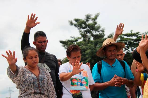 Undocumented migrants pray in front of the facilities of the Federation s Judicial Power in the city of Tapachula, in the state of Chiapas, Mexico, 20 October 2021. Thousands of migrants, mostly from Haiti, El Salvador, Honduras, Guatemala and Nicaragua, are preparing these days to leave by caravan from the southeastern municipality of Tapachula, in Chiapas, to Mexico City. EFE Juan Manuel Blanco Migrants prepare a caravan from southern Mexico to the capital !ACHTUNG: NUR REDAKTIONELLE NUTZUNG! Copyright: xJuanxManuelxBlancox MEX4609 20211020-f9dd4297a914116d4a693094e0260c2f23831015