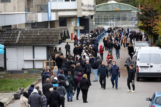 Lnes for the coronavirus vaccination at the Zagreb Fair Citizens are seen waiting in lines at the Zagreb Fair for vaccination with the 1st and 2nd dose of the vaccine. The official confirmation of the headquarters has arrived that today is the day with the most deaths from coronavirus, as well as the largest number of infected people since the beginning of the pandemic. In the last 24 hours, 7,094 new cases of SARS-CoV-2 virus infection were recorded, and the number of active cases in Croatia today is a total of 31,689. Among them, 1,786 patients are in hospital treatment, of which 234 patients are on respirators., in Zagreb, Croatia, on November 06, 2021. ZeljkoxHladika PIXSELL