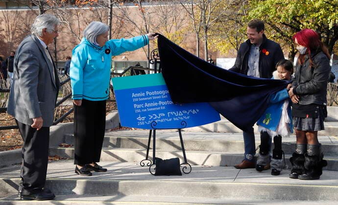 November 7, 2021, Ottawa, ON, Canada: Governor General Mary Simon, her husband Whit Fraser, Ottawa city counsellor Mathieu Fleury, Napachie Coburn, 9, the daughter of Annie Pootoogook, and her adoptive sister Elizabeth Coburn, 12, unveil a sign on International Inuit Day at an event to rename the park in honour of deceased Inuk artist Annie Pootoogook in Ottawa on Sunday, November 7, 2021. Ottawa Canada - ZUMAc35_ 20211107_zaf_c35_021 Copyright: xPatrickxDoylex