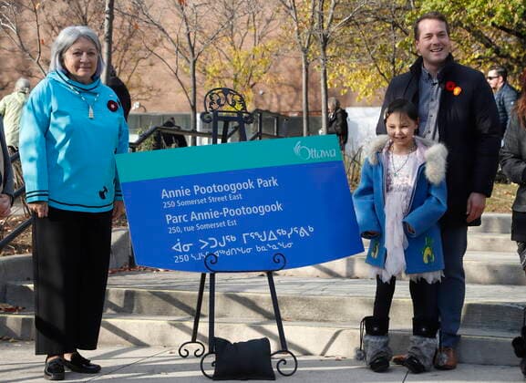 News Bilder des Tages November 7, 2021, Ottawa, ON, Canada: Governor General Mary Simon, Ottawa city counsellor Mathieu Fleury, and Napachie Coburn, 9, the daughter of Annie Pootoogook, pose with a sign on International Inuit Day at an event to rename the park in honour of deceased Inuk artist Annie Pootoogook in Ottawa on Sunday, November 7, 2021. Ottawa Canada - ZUMAc35_ 20211107_zaf_c35_023 Copyright: xPatrickxDoylex