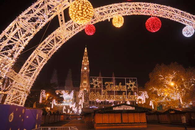 Corona crisis 4 hard lockdown 25 11 21 Vienna, 25 11 2021 Corona pandemic, Corona, Corona virus, CoV 2, Covid 19, Sars, virus, virus infection, pandemic, Corona crisis, viral disease, Coronavirus, SARS CoV 2 Christkindlmarkt am Rathausplatz Christmas lights, Christmas decorations, Christmas market Advent market Rathaus Lichterbogen Wien Austria AVN101002519029