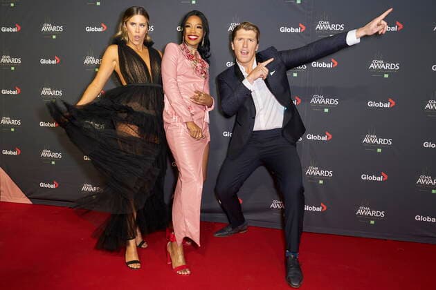 November 29, 2021, London, on, Canada: Sacha, centre, and the Reklaws pose for photographers on the red carpet at the Canadian Country Music Awards in London, Ont., Monday, Nov. 29, 2021. London Canada - ZUMAc35_ 20211129_zaf_c35_097 Copyright: xGeoffxRobinsx