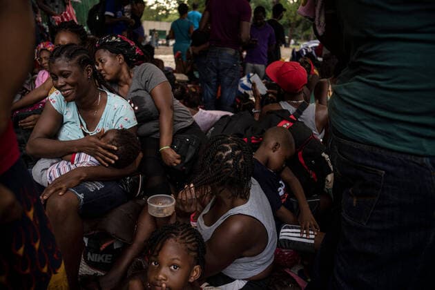 Mexiko, Lage der Geflüchteten in Tapachula December 12, 2021, Tapachula, Chiapas, Mexico: Haitian migrants take shelter under a giant tarp outside the Ecological Park in the city in Tapachula. This group of migrants are trying to avoid another encampment in the south of the city that is 1 kilometer long and has over 10,000 individuals living without running water, food, or sanitation. Decades of political and economic and instability have forced Haitians to find a way to survive abroad. Many have lived in Brazil, Chile and other South Americans countries before making a perilous journey to Tapachula, Mexico through Central America. Tapachula Mexico - ZUMAt130 20211212_new_t130_222 Copyright: xRichardxTsong-Taatariix