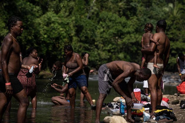 Mexiko, Lage der Geflüchteten in Tapachula December 12, 2021, Tapachula, Chiapas, Mexico: Haitian migrants take advantage of the only free source of water to bathe and wash their clothes in a river near their road side encampments in the southern part of the city in Tapachula.The encampment is over 1 km long and has over 10,000 individuals living without running water, food, or sanitation. Decades of political and economic and instability have forced Haitians to find a way to survive abroad. Many have lived in Brazil, Chile and other South Americans countries before making a perilous journey to Tapachula, Mexico through Central America. Tapachula Mexico - ZUMAt130 20211212_new_t130_224 Copyright: xRichardxTsong-Taatariix