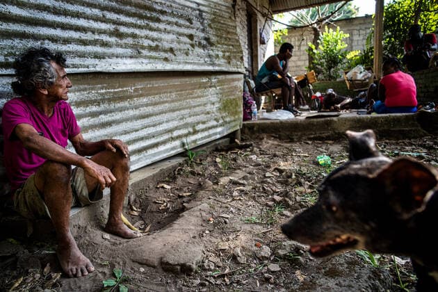 Mexiko, Lage der Geflüchteten in Tapachula December 11, 2021, Tapachula, Chiapas, Mexico: A Mexican national is allowing Haitians to camp out on his property because some of them are suffering from the heat and other afflictions in Tapachula, Mexico on Saturday, Dec. 11, 2021. The option to camp at the Olympic Stadium has been closed to migrants with thousands resorting to make their homes on the streets. Decades of political and economic and instability have forced Haitians to find a way to survive abroad. Many have lived in Brazil, Chile and other South Americans countries before making a perilous journey to Tapachula, Mexico through Central America. Tapachula Mexico - ZUMAt130 20211211_zap_t130_001 Copyright: xRichardxTsong-Taatariix