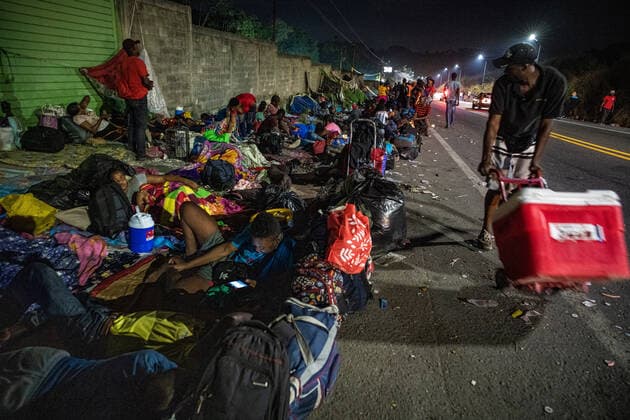 Mexiko, Lage der Geflüchteten in Tapachula December 16, 2021, Tapachula, Chiapas, Mexico: Haitian migrants queue up with the hope of catching bus provided by National Institute of Migration by the side of the a highway in the Southside ofTapachula, Mexico on Thursday, Dec. 16, 2021. The encampment swells to several thousands and up to one kilometer long. It has been plagued with a lack of water, food, and sanitation. The slow deployment of buses headed northbound has frustrated the thousands of Haitians and other migrants unhoused in the city. Tapachula Mexico - ZUMAt130 20211216_zap_t130_012 Copyright: xRichardxTsong-Taatariix