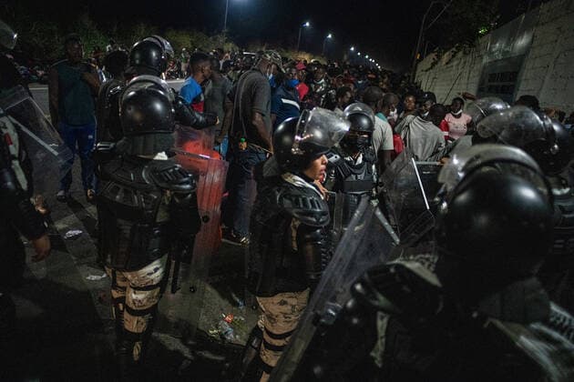 Mexiko, Lage der Geflüchteten in Tapachula December 16, 2021, Tapachula, Chiapas, Mexico: With no buses leaving northbound for the night, the National Guard members retreat after Haitian migrants have been queueing up by the side of the a a highway in the Southside ofTapachula, Mexico on Thursday, Dec. 16, 2021. The encampment swells to several thousands and up to one kilometer long. It has been plagued with a lack of water, food, and sanitation. The slow deployment of buses headed northbound has frustrated the thousands of Haitians and other migrants unhoused in the city. Tapachula Mexico - ZUMAt130 20211216_zap_t130_015 Copyright: xRichardxTsong-Taatariix