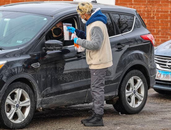 Coronavirus in den USA, Eindrücke aus Illinois (220104) -- ILLINOIS (U.S.), Jan. 4, 2022 -- A medical worker collects a COVID-19 test sample at a pop-up COVID-19 testing site in Evanston, Illinois, the United States, on Jan. 4, 2022. More than 103,000 people are currently hospitalized with COVID-19 in the United States, the first time the total has reached six figures in nearly four months, CNN on Tuesday quoted the latest data from the U.S. Department of Health and Human Services as saying. (Photo by Xinhua) U.S.-ILLINOIS-COVID-19-TESTING JoelxLerner