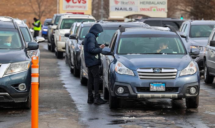 Coronavirus in den USA, Eindrücke aus Illinois (220104) -- ILLINOIS (U.S.), Jan. 4, 2022 -- A man in a vehicle collects a swab at a pop-up COVID-19 testing site in Park Ridge, Illinois, the United States, on Jan. 4, 2022. More than 103,000 people are currently hospitalized with COVID-19 in the United States, the first time the total has reached six figures in nearly four months, CNN on Tuesday quoted the latest data from the U.S. Department of Health and Human Services as saying. (Photo by Xinhua) U.S.-ILLINOIS-COVID-19-TESTING JoelxLerner