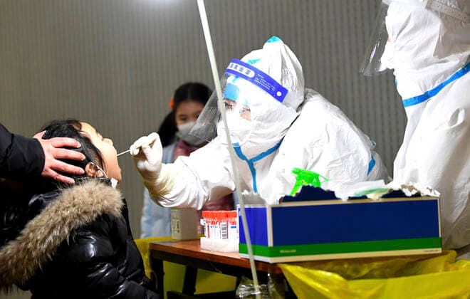 (220107) -- ZHENGZHOU, Jan. 7, 2022 -- A medical worker takes swab sample for COVID-19 tests at a testing site in Zhengzhou, central China s Henan Province, Jan. 7, 2022. Zhengzhou City, capital of central China s Henan Province, reported 42 new locally transmitted COVID-19 confirmed cases as of 8 a.m. Friday, local authorities said. The confirmed cases, ranging from two to 66 years old, are all scattered in different districts of the city. They have mild symptoms and are in stable condition. ) CHINA-HENAN-ZHENGZHOU-COVID-19-TEST (CN) HaoxYuan