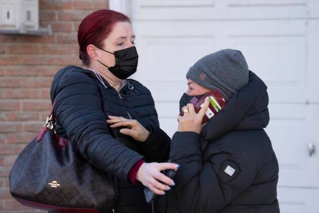 Kanada, Tote nach Gebäudebrand in Brampton, Ontario January 20, 2022, Brampton, ON, Canada: Bystanders comfort each other at the scene of a fatal house fire in Brampton, Ont., Thursday, Jan.20, 2022. Three boys have died after a house fire in Brampton, Ont. on Thursday morning. Brampton Canada - ZUMAc35_ 20220120_zaf_c35_034 Copyright: xFrankxGunnx