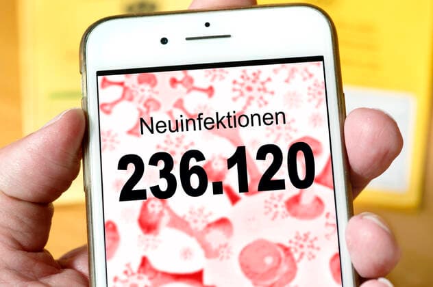 aktuelle neue Rekordzahl an bestätigten Corona Neuinfektionen, 236.120 neue Fälle, Symbolfoto Omikron-Wand, 3. Februar 2022 DEU, Deutschland, 3. Februar 2022, aktuelle neue Rekordzahl an bestätigten Corona Neuinfektionen, 236.120 neue Fälle binnen 24 h laut Robert-Koch-Institut bundesweit, 7-Tage-Inzidenz bundesweit aktuell bei 1227,5, Höchstwert, Anzeige auf dem Smartphone, Symbolbild Omikron-Welle, Omikron-Wand, Corona, Coronavirus, COVID-19, Coronakrise, Pandemie, Februar 2022, Querformat,