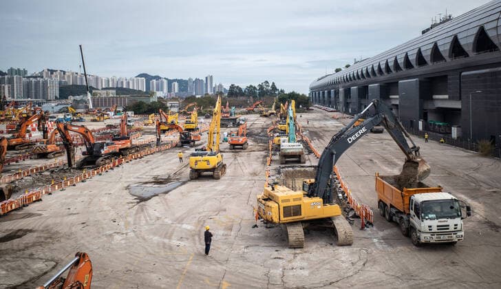 Coronavirus in China, Eindrücke aus Hongkong February 23, 2022, Hong Kong, Hong Kong: Construction vehicles prepare the foundation for the Kai Tak Cruise Terminal quarantine construction site. .New community quarantine centres are being built across Hong Kong to accommodate the growing number of people testing positive for COVID-19. With a policy to isolate, treat, and, if needed, hospitalize all COVID-19 patients as well as close contacts, the Hong Kong government is creating upwards of 10,000 new spaces for isolation and treatment. Hong Kong Hong Kong - ZUMAs197 20220223_zaa_s197_048 Copyright: xBenxMaransx
