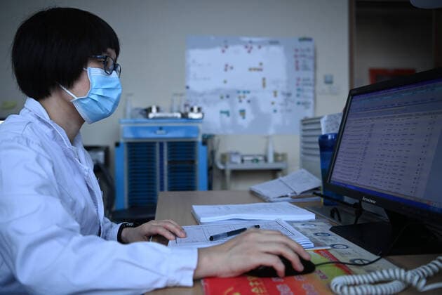 Coronavirus, Eindrücke aus China (220411) -- TIANJIN, April 11, 2022 -- Xu Ning works at the First Teaching Hospital of Tianjin University of Traditional Chinese Medicine before leaving for Shanghai, in north China s Tianjin, April 11, 2022. Tianjin sent a team of 78 traditional Chinese medicine (TCM) medical workers to help Shanghai fight COVID-19 pandemic on Monday. Xu Ning, a deputy chief physician from the First Teaching Hospital of Tianjin University of Traditional Chinese Medicine, is one of them. Over the past two years, she has been in the wards of Tianjin Haihe Hospital for many times to fight against the pandemic, and gained a lot of experience in TCM treatment. ) CHINA-TIANJIN-TCM-MEDICAL TEAM-SHANGHAI-AID (CN) LixRan
