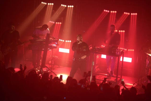 Coez Konzert in Neapel Italy: Coez performs in Naples Silvano Albanese, better known by his many fans as Coez, was born in Nocera Inferiore on 11 July 1983. He performed live this evening at the Duel Club in Pozzuoli (Naples, Italy) He is a rapper and songwriter who has managed to establish himself overwhelmingly in the Italian music scene. With his first album, released in 2013, he placed himself in the top ten of the GFK chart, remaining in this position for a month. Coez s music immediately conquered radio, TV, social media and print media, so much so that it deserved numerous articles in authoritative newspapers such as Corriere della Sera, Vanity Fair, Repubblica and Rolling Stone. He made it to the finals at the 2013 Music Summer Festival and was chosen as Copyright: MarianoxMontella