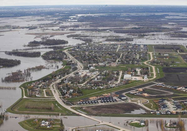 May 15, 2022, WINNIPEG, MB, CANADA: St Adolphe, Man., which runs along highway 75, is protected against Red River flooding by a dike south of Winnipeg, Sunday, May 15, 2022. WINNIPEG CANADA - ZUMAc35_ 20220515_zaf_c35_086 Copyright: xJohnxWoodsx