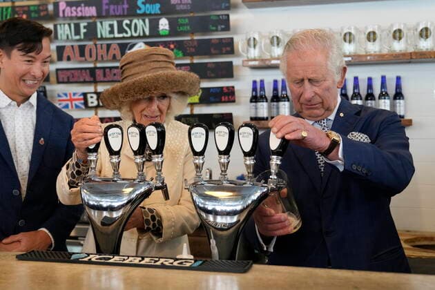 May 17, 2022, St. John s, NL, Canada: Prince Charles and Camilla, Duchess of Cornwall, pour beer at the Quidi Vidi Brewery, located in a fishing village in the east end of St. JohnöÄÃ s, during their Canadian Royal tour, Tuesday, May 17, 2022. St. John s Canada - ZUMAc35_ 20220517_zaf_c35_195 Copyright: xPaulxChiassonx