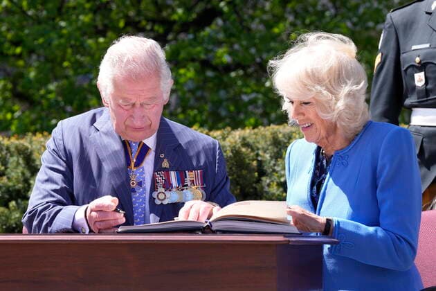 Kanada-Reise von Prinz Charles und Herzogin Camilla, Tag 2 May 18, 2022, Ottawa, ON, Canada: Prince Charles and Camilla, Duchess of Cornwall, sign the guestbook as they visit the National War Memorial in Ottawa, while on their Canadian Royal Tour, Wednesday May 18, 2022. Ottawa Canada - ZUMAc35_ 20220518_zaf_c35_022 Copyright: xPaulxChiassonx