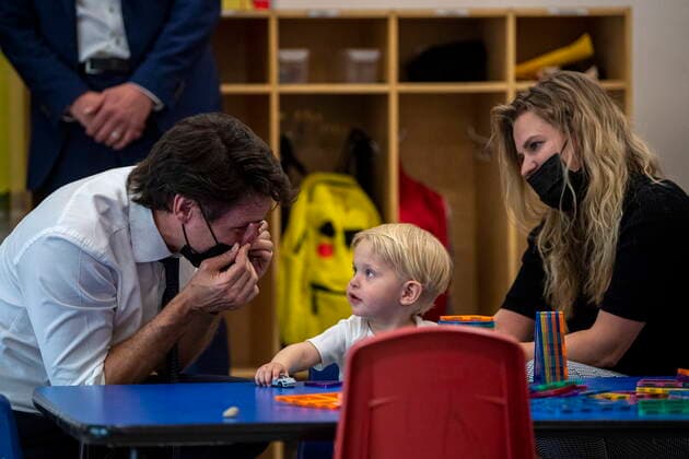 May 25, 2022, Saskatoon, SK, CAN: Prime Minister Justin Trudeau speaks with Mariia Pivtorak, right, and her 1 year old Matvii, whom both arrive in Canada from the Ukraine 4 days ago, a media event at a daycare in Queen Elizabeth School Childcare Centre in Saskatoon, Wednesday, May 25, 2022. Saskatoon CAN - ZUMAc35_ 20220525_zaf_c35_098 Copyright: xLiamxRichardsx